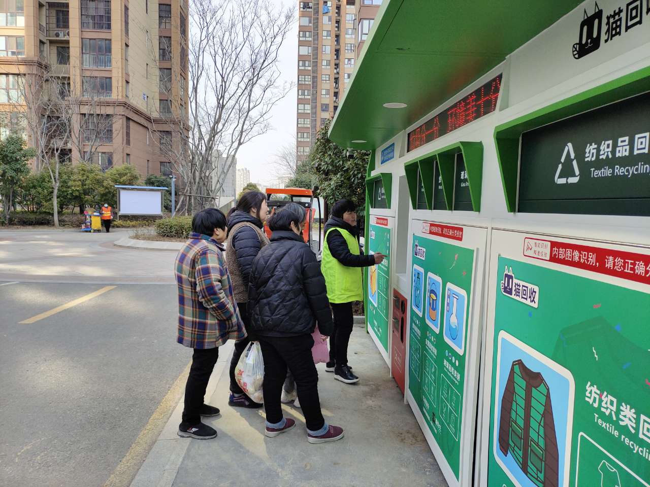 1678498311866893.jpg 貓先生智能分類回收站,智能垃圾分類回收柜,居民區(qū)垃圾回收站,再生資源回收設(shè)備